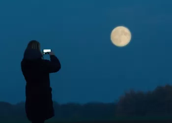 Gökyüzünün Gümüş Işığında Ay: iPhone 11 ile Ay Fotoğrafı